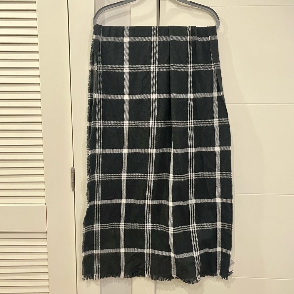 NWOT Plaid Black and White Wide Women's Scarf from the Gap